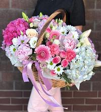 Композиция солнечный день в Покровское Цветочная композиция из Розы, Хризантемы, Пионы и Лизиантусы в корзине в Покровское