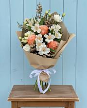 Букет цветов из:  Альстромерии, Лизиантусы, Розы и Хризантемы в Покровское