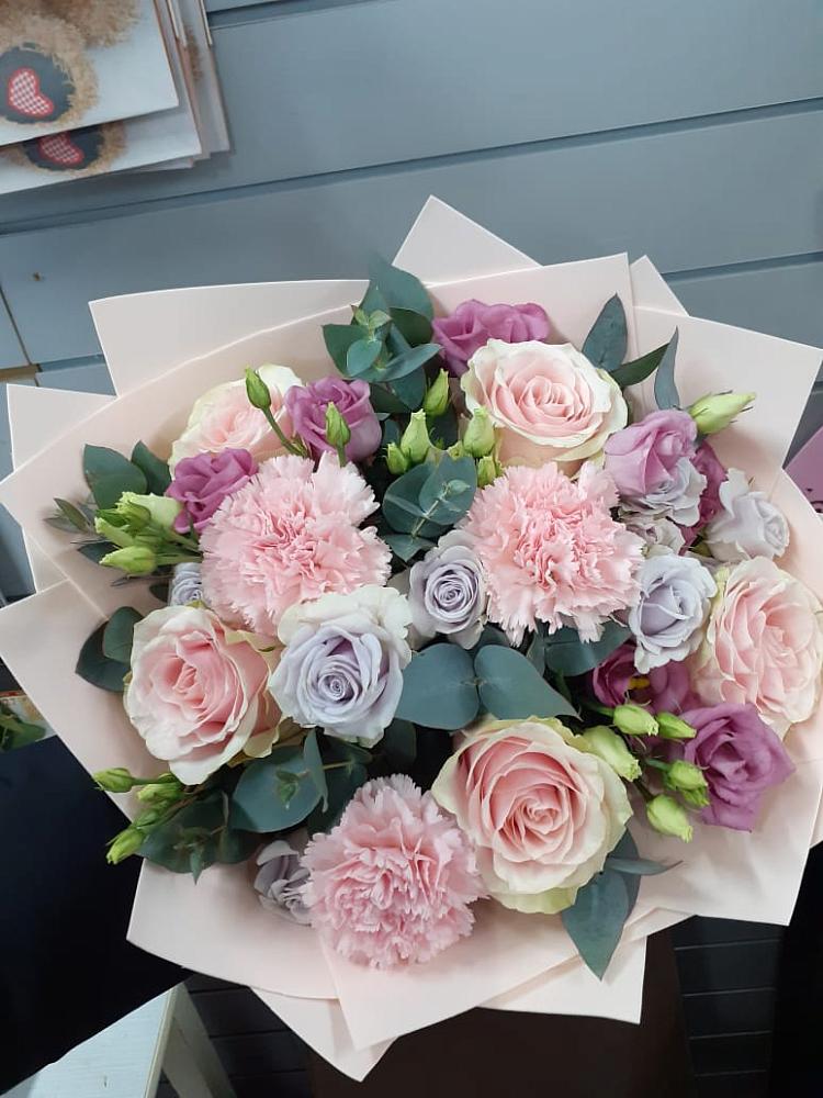 Букет цветов из: Розы, Гвоздики и Лизиантусы в Покровское